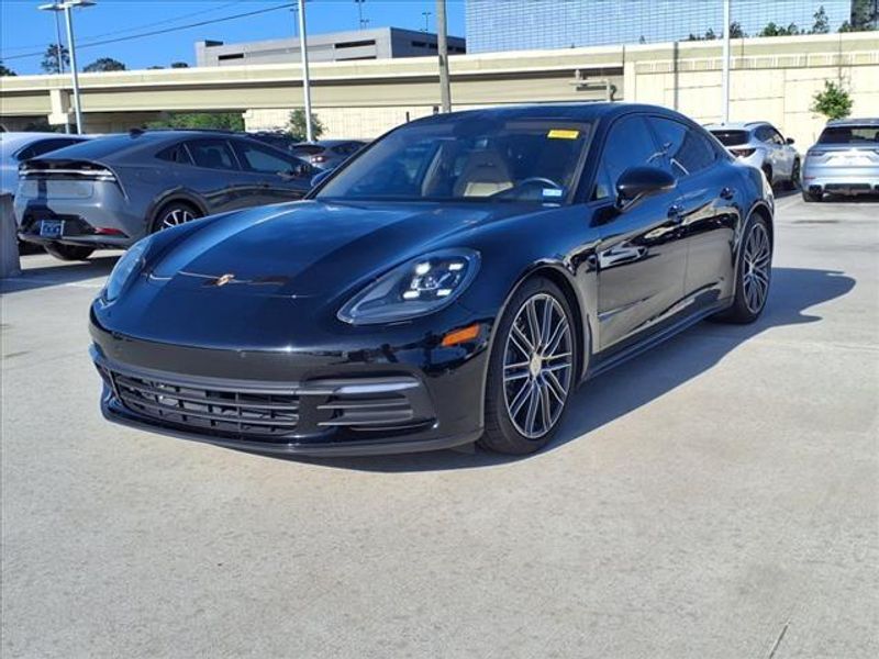 2017 Porsche Panamera BaseImage 9