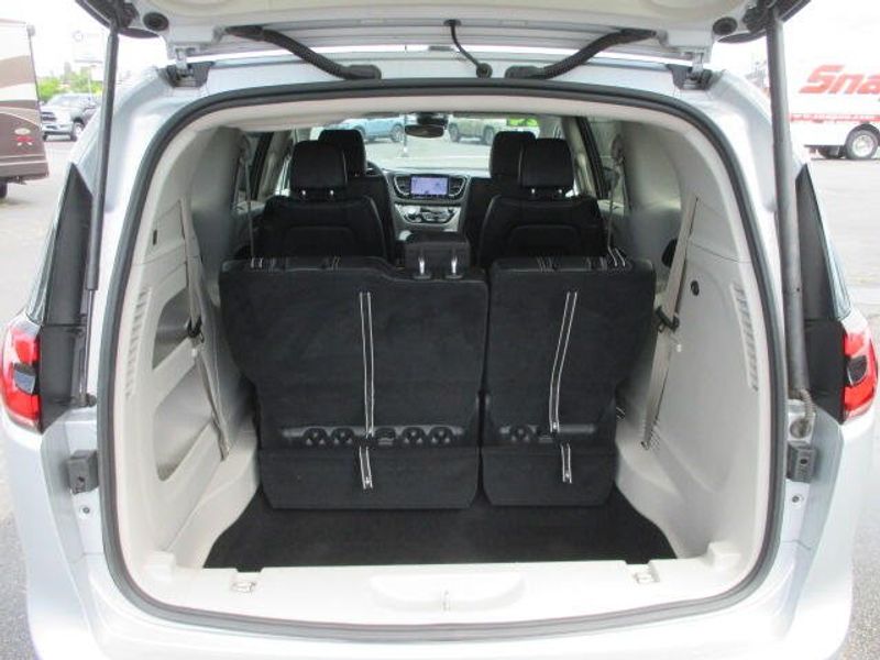 Used 2024 Chrysler Pacifica Touring LImage 9