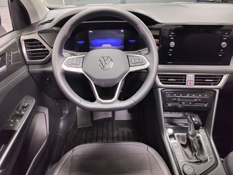 Used 2025 Volkswagen Taos SE Black AWD w/SunroofImage 18