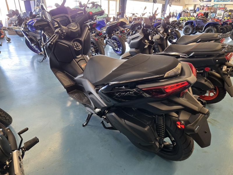 2025 Yamaha XMAX MIDNIGHT BLACK Image 6