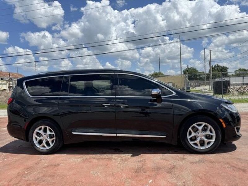 Used 2020 Chrysler Pacifica LimitedImage 4