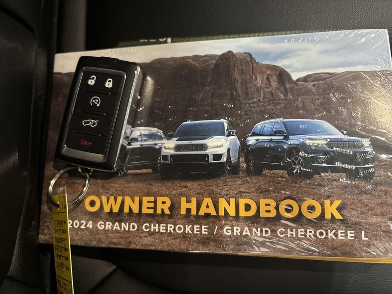 2024 Jeep Grand Cherokee L Limited 4x4Image 23