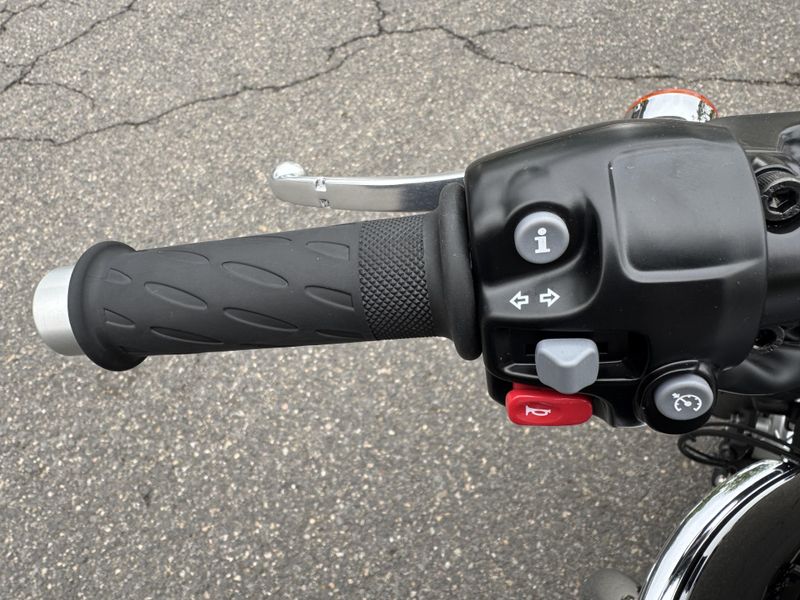 2025 Triumph Bonneville T120 - JET BLACK - FUSION WHITE 