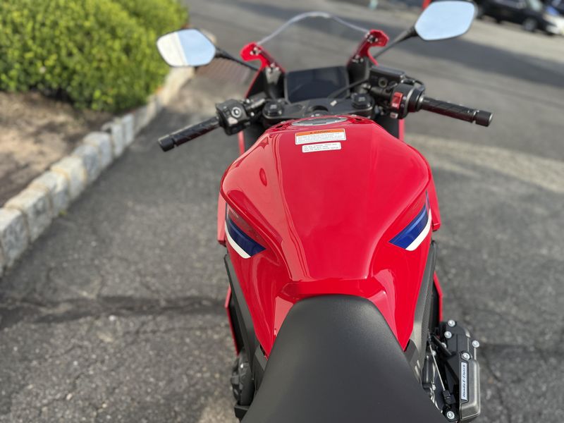 2025 Honda CBR650R EClutchImage 5