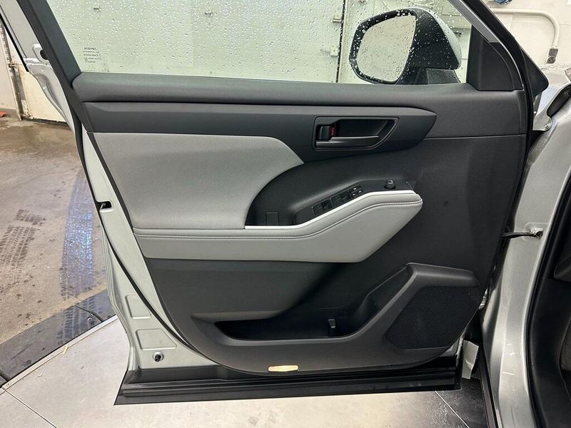 2022 Toyota Highlander LEImage 18
