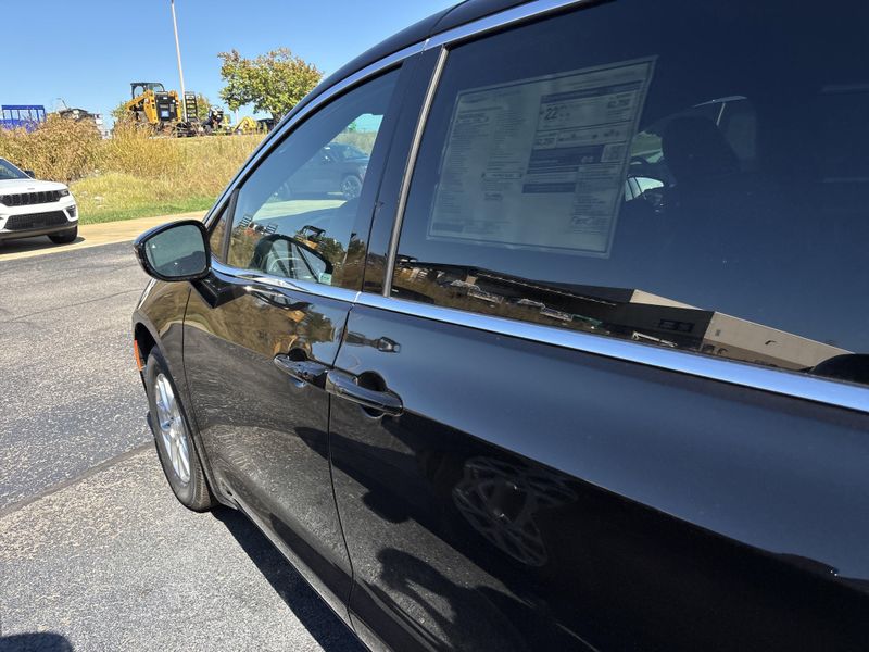 New 2026 Chrysler Pacifica SelectImage 11