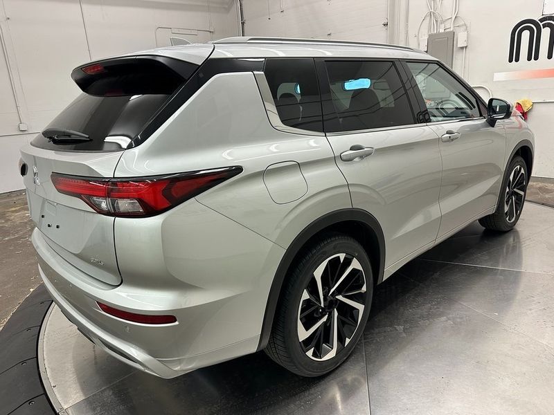 2024 Mitsubishi Outlander SELImage 10