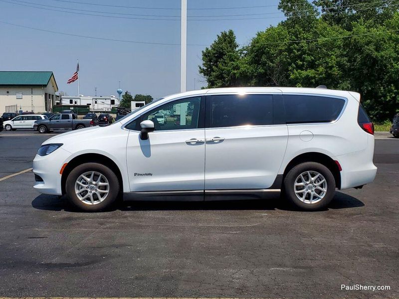 2022 Chrysler Voyager LXImage 2