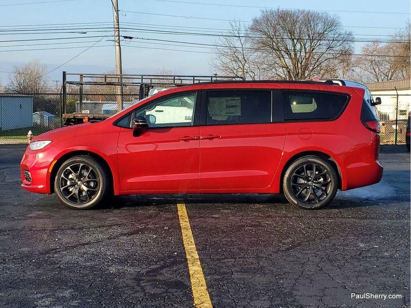 New 2026 Chrysler Pacifica Limited