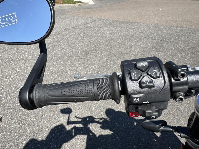 2025 Triumph Speed Twin 1200 - CRYSTAL WHITE - SAPPHIRE BLACK