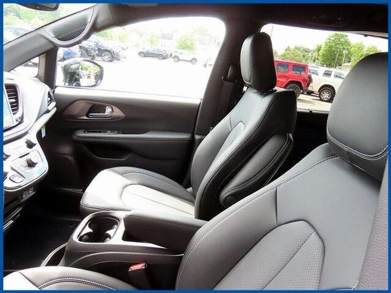 New 2025 Chrysler Pacifica SelectImage 13