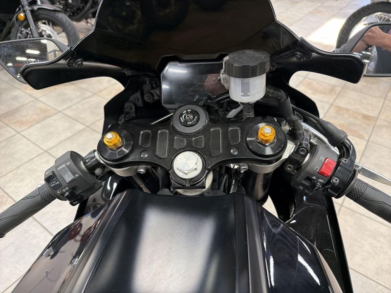 Used 2025 Yamaha YZF-R7 CA Image 23