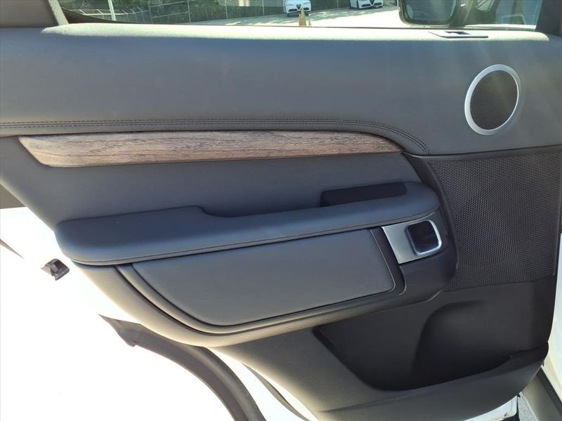 Used 2017 Land Rover Discovery HSEImage 19