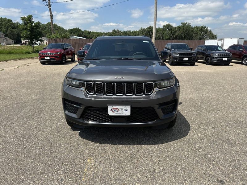 2024 Jeep Grand Cherokee Laredo X 4x4Image 3