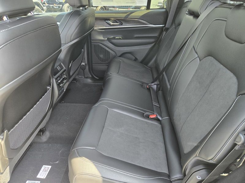 New 2026 Jeep Grand Cherokee Laredo Altitude 4x2