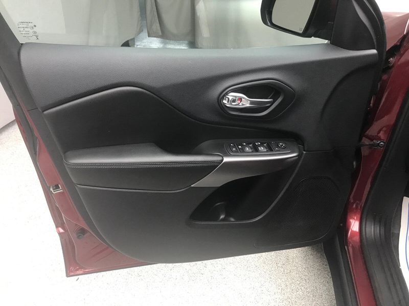 Used 2019 Jeep Cherokee Latitude PlusImage 3