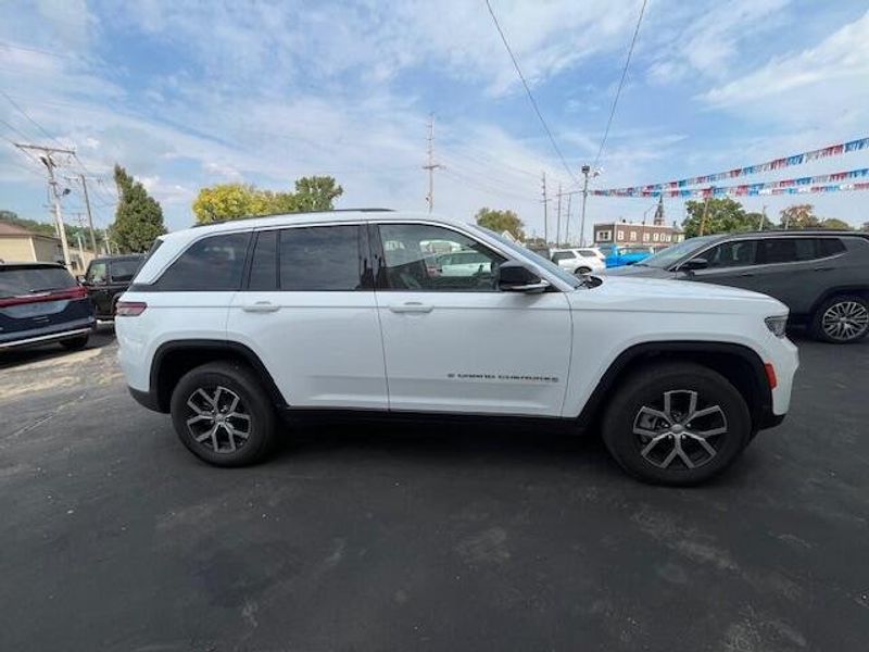 Used 2023 Jeep Grand Cherokee Image 3