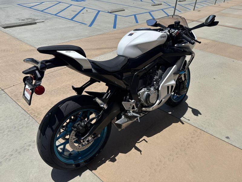 2025 CFMOTO 675SS Image 13