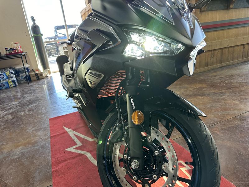 2025 Kawasaki NINJA 500 SE ABS METALLIC FLAT SPARK BLACK AND METALLIC SPARK BLACK AND METALLIC MOONDUST GRAYImage 17