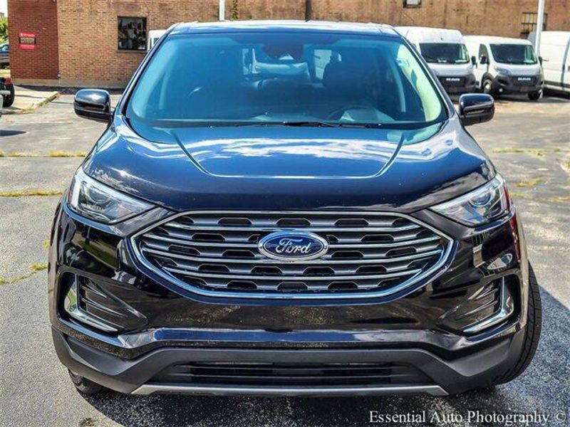 2022 Ford Edge SEL photo 2