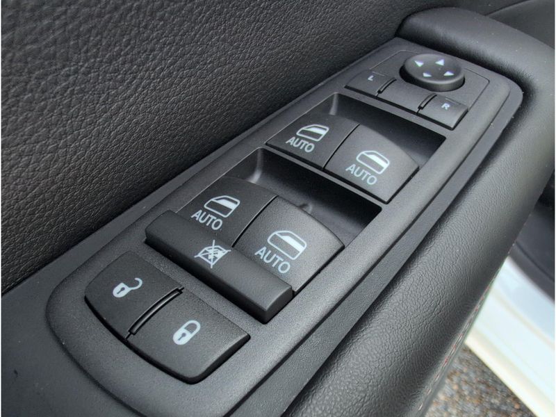 New 2027 Chrysler Pacifica SelectImage 12