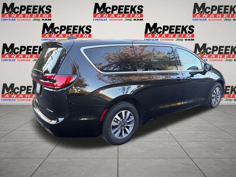 Used 2023 Chrysler Pacifica Hybrid Touring LImage 5