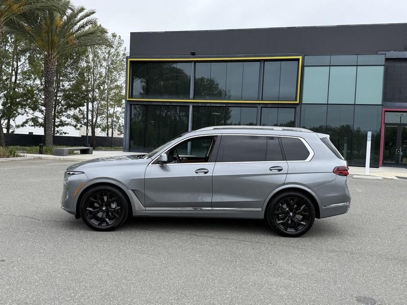 2025 BMW X7 xDrive40iImage 9