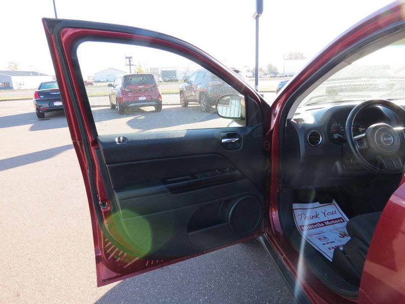 Used 2011 Jeep Compass Latitude 4x4 4dr SUVImage 9