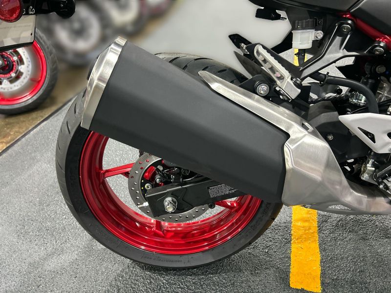 New 2025 Kawasaki Z500 SE ABS Image 17