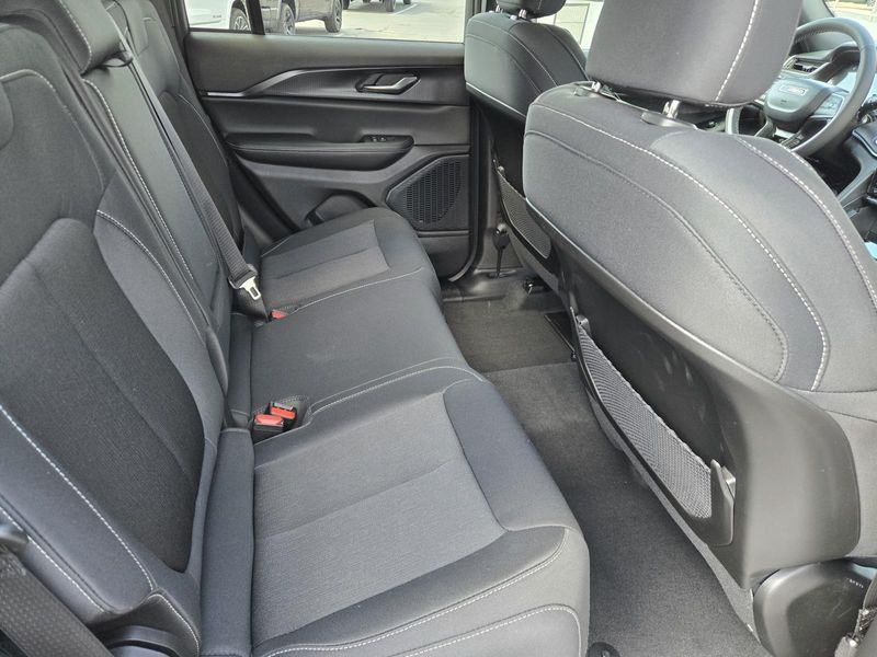 New 2026 Jeep Grand Cherokee Laredo 4x2