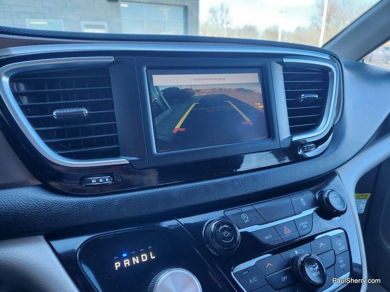 2022 Chrysler Voyager LXImage 3