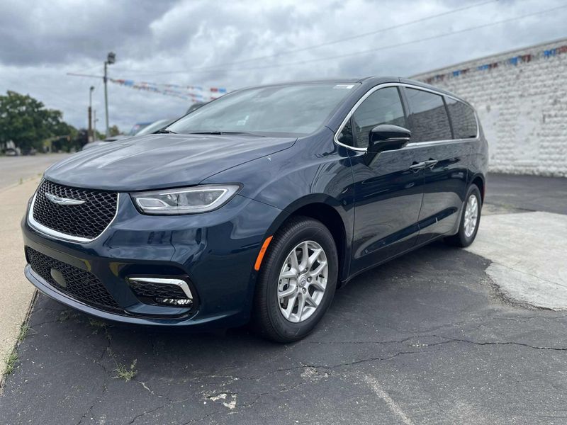 New 2025 Chrysler Pacifica SelectImage 6