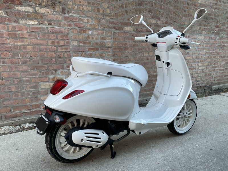 2023 Vespa Sprint 150 Bianco   in a White exterior color. Motoworks Chicago 312-738-4269 motoworkschicago.com 