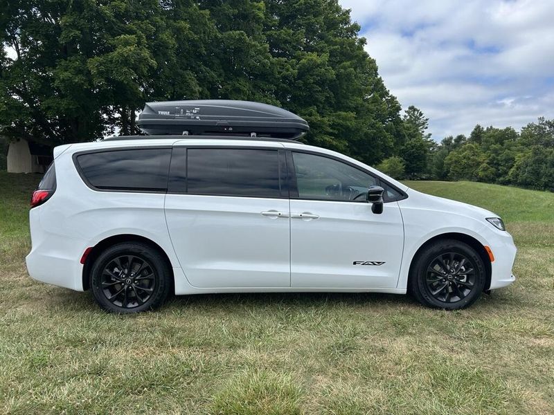 2025 Chrysler Pacifica photo 2