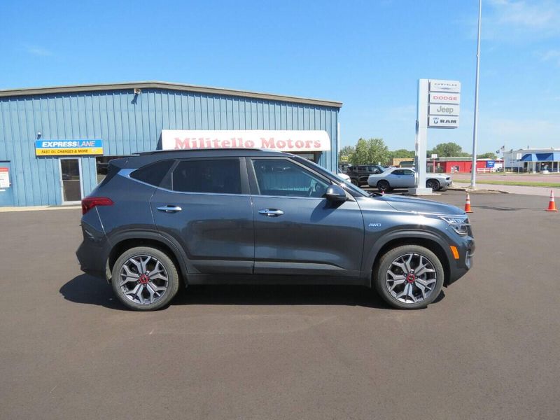 2021 Kia Seltos SX Turbo AWD 4dr SUV in a Gray exterior color and Blackinterior. Militello Motors ​507-200-4344 militellomotors.net 