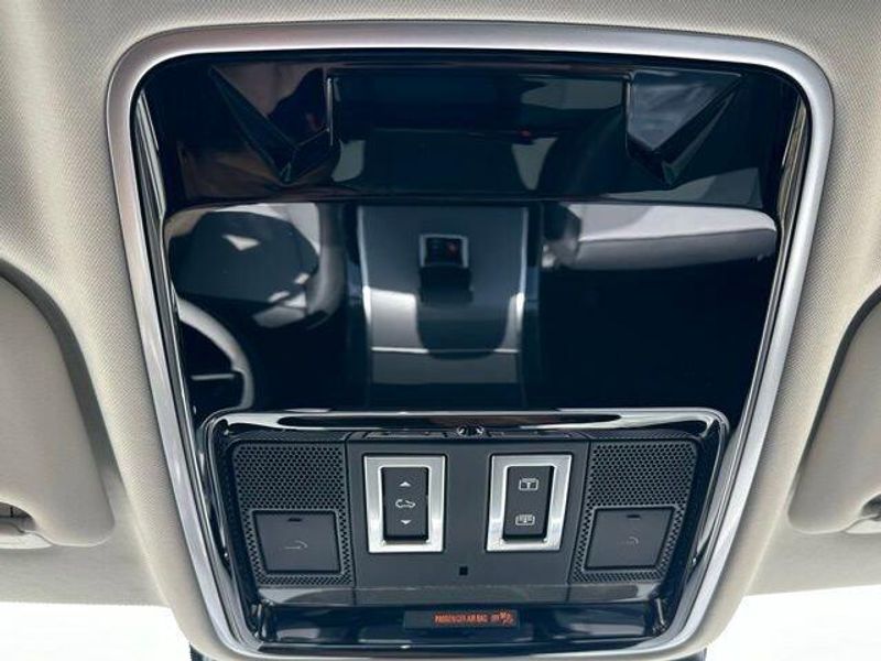 2025 Land Rover Range Rover Velar Dynamic SE