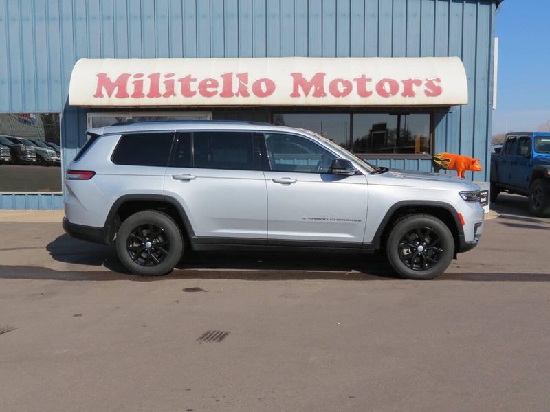2022 Jeep Grand Cherokee L Limited 4x4 4dr SUVImage 1