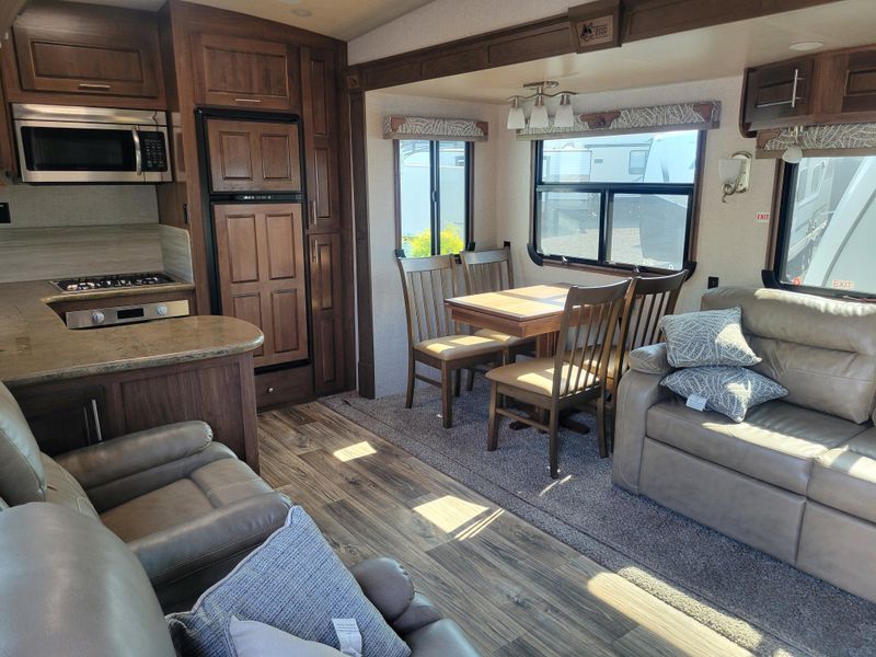 Used 2022 ARCTIC FOX 29-5K Image 9