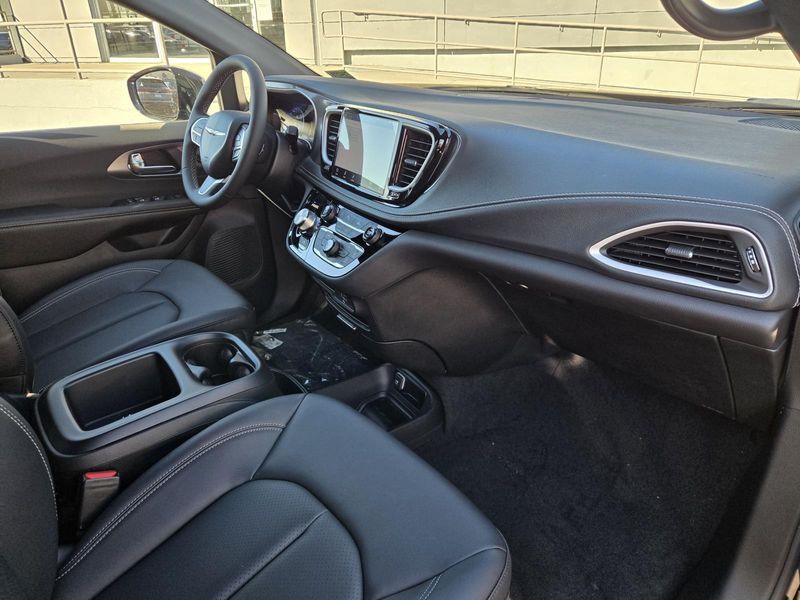 New 2026 Chrysler Pacifica Select FWD