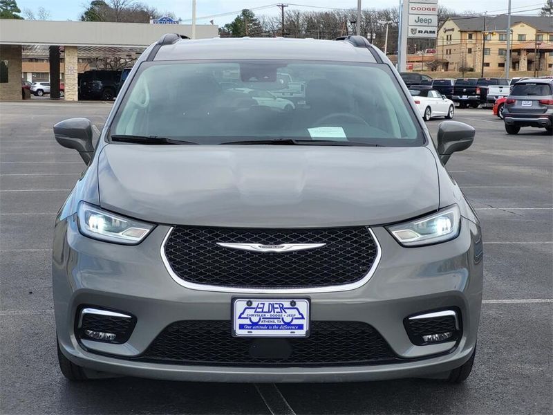 2022 Chrysler Pacifica Touring LImage 2