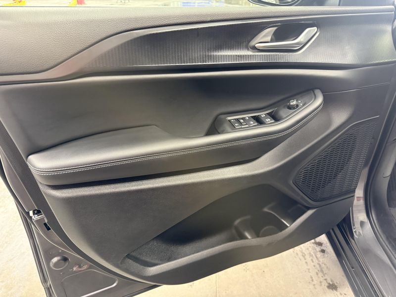 Used 2025 Jeep Grand Cherokee L LaredoImage 19