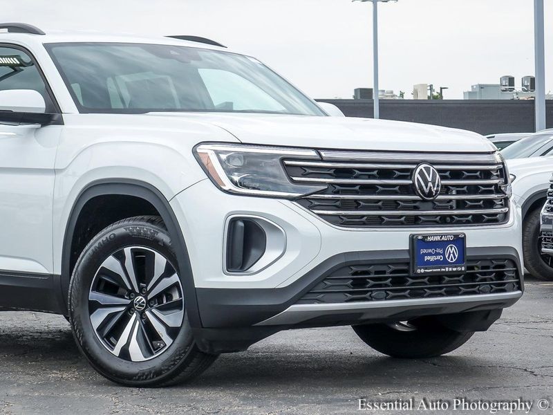 2024 Volkswagen Atlas SE photo 2