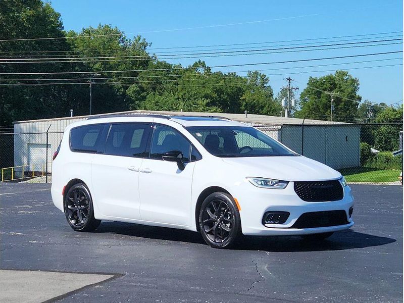 Used 2025 Chrysler Pacifica Limited S