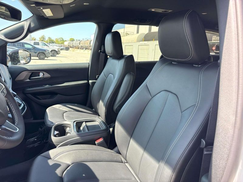 New 2027 Chrysler Pacifica Select Awd