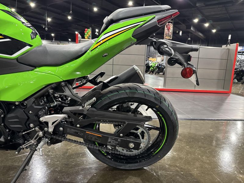 2025 Kawasaki NINJA 500 KRT EDITION SE ABS  in a LIME GREEN/EBONY/PEARL BLIZZARD WHITE exterior color. Del Amo Motorsports of Redondo Beach (424) 390-7811 delamomotorsports.com 