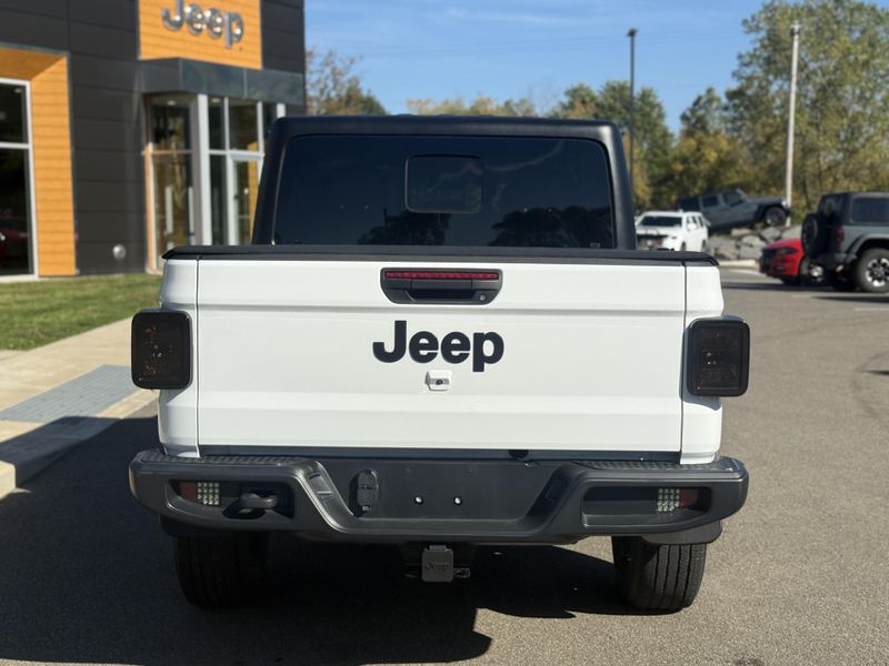 2024 Jeep Gladiator Sport photo 3