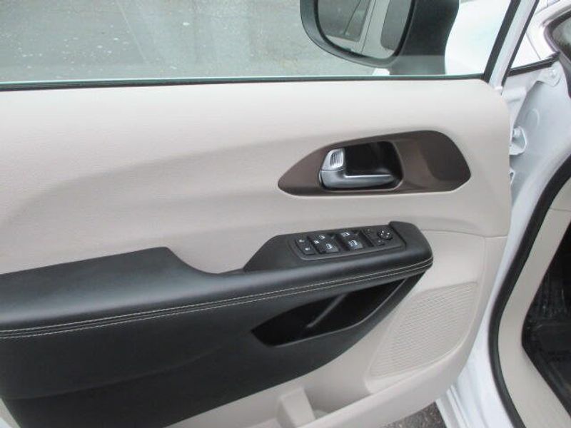 Used 2020 Chrysler Voyager LXIImage 16