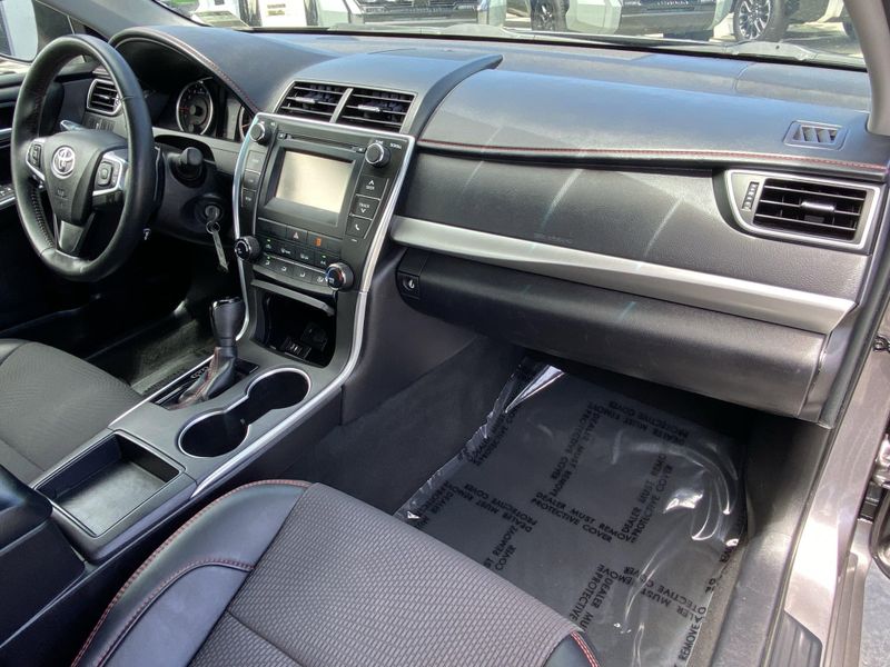 2016 Toyota Camry SEImage 11