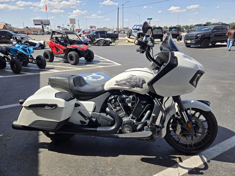 2020 Indian Motorcycle CHALLENGER DARK HORSE WHITE SMOKE Image 2