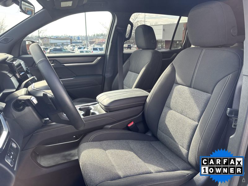 Used 2025 GMC Acadia FWD ElevationImage 28